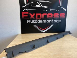 Gebruikte Zijskirt links Ford Focus 3 Wagon 1.0 Ti-VCT EcoBoost 12V 100 Prijs € 59,00 Margeregeling aangeboden door Express Autodemontage