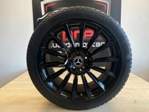 Używane Obrecz + Opona zimowa Mercedes GLA (156.9) 1.6 180 16V Cena € 395,00 Procedura marży oferowane przez Express Autodemontage