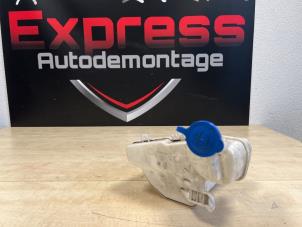 Używane Zbiornik spryskiwacza przód Peugeot 108 1.0 12V VVT-i Cena € 72,60 Z VAT oferowane przez Express Autodemontage