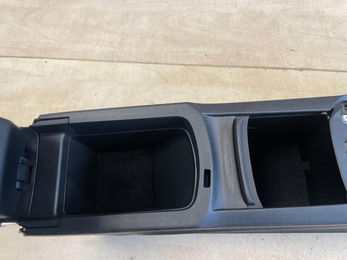 Mittkonsol från en Peugeot 308 (L3/L8/LB/LH/LP) 1.2 12V e-THP PureTech 130 2020