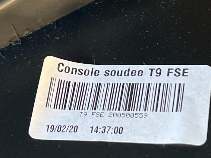 Mittkonsol från en Peugeot 308 (L3/L8/LB/LH/LP) 1.2 12V e-THP PureTech 130 2020