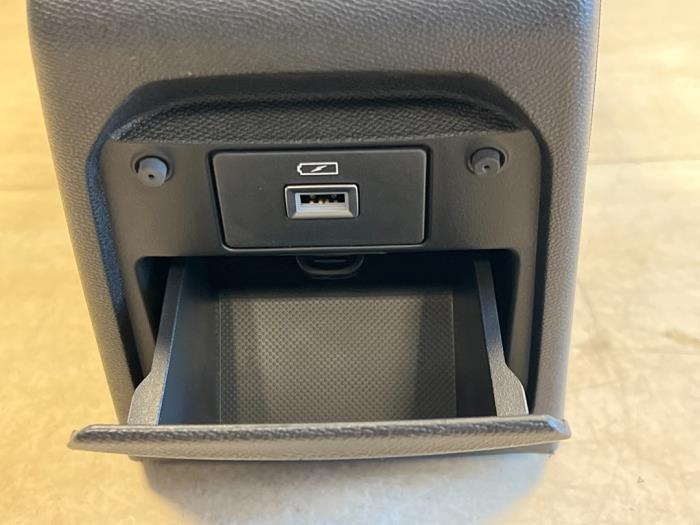 Mittkonsol från en Peugeot 308 (L3/L8/LB/LH/LP) 1.2 12V e-THP PureTech 130 2020