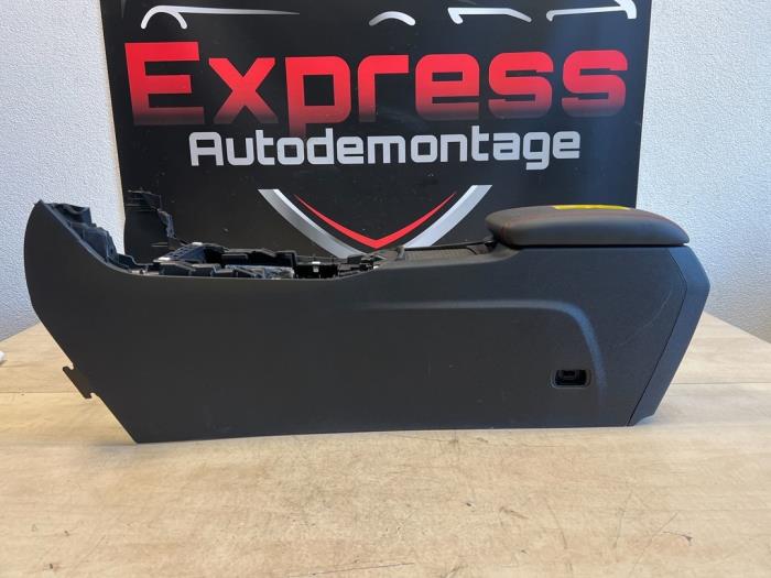 Mittkonsol från en Peugeot 308 (L3/L8/LB/LH/LP) 1.2 12V e-THP PureTech 130 2020