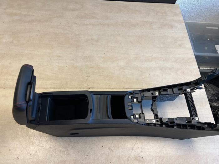 Mittkonsol från en Peugeot 308 (L3/L8/LB/LH/LP) 1.2 12V e-THP PureTech 130 2020