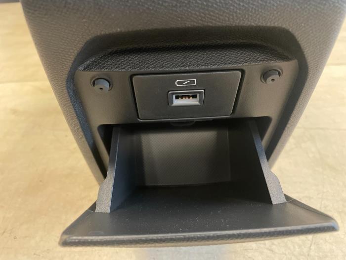 Mittkonsol från en Peugeot 308 (L3/L8/LB/LH/LP) 1.2 12V e-THP PureTech 130 2020