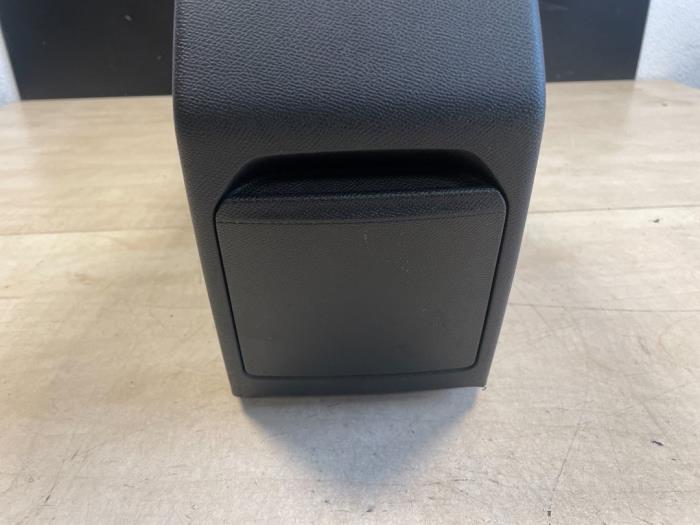 Mittkonsol från en Peugeot 308 (L3/L8/LB/LH/LP) 1.2 12V e-THP PureTech 130 2020