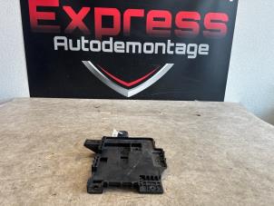 Begagnade Batterilåda Hyundai i10 (B5) 1.0 12V Pris € 28,00 Marginaltabell erbjuds av Express Autodemontage