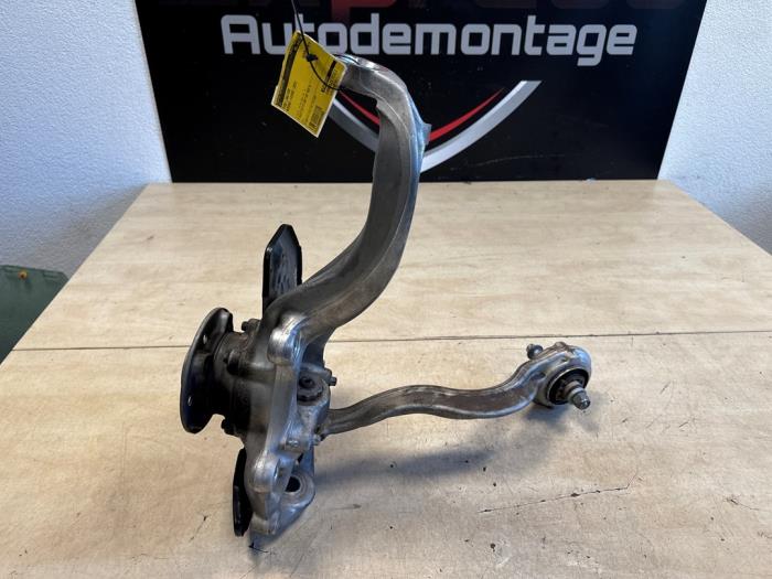 Spindel, vänster fram från en Mercedes-Benz C Estate (S206) C-200 1.5 EQ Boost 2024