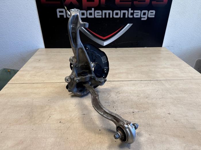 Spindel, vänster fram från en Mercedes-Benz C Estate (S206) C-200 1.5 EQ Boost 2024