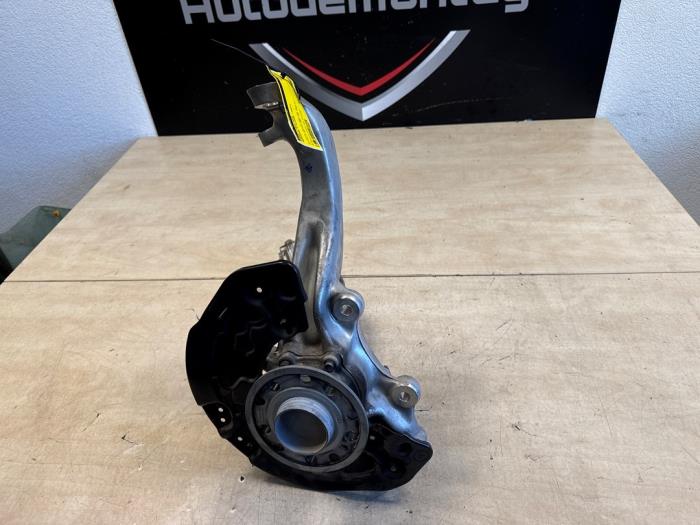 Spindel, vänster fram från en Mercedes-Benz C Estate (S206) C-200 1.5 EQ Boost 2024