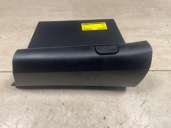 Handskfack från en Peugeot Expert (V1/VA/VB/VE/VF/VT/VY) 1.6 Blue HDi 95 16V 2019