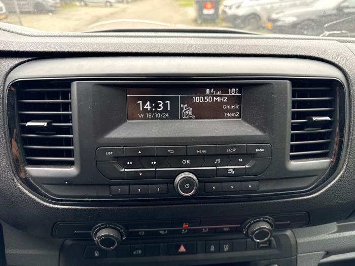 Radiokontrollpanel från en Peugeot Expert (V1/VA/VB/VE/VF/VT/VY) 1.6 Blue HDi 95 16V 2019