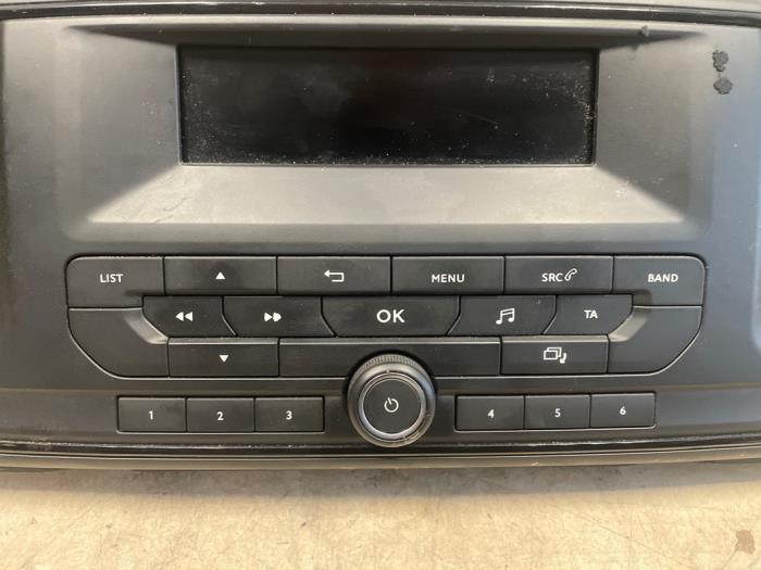 Radiokontrollpanel från en Peugeot Expert (V1/VA/VB/VE/VF/VT/VY) 1.6 Blue HDi 95 16V 2019