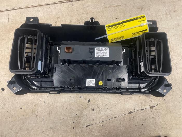 Radiokontrollpanel från en Peugeot Expert (V1/VA/VB/VE/VF/VT/VY) 1.6 Blue HDi 95 16V 2019