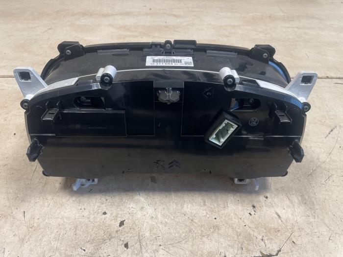 Vägmätare KM från en Peugeot Expert (V1/VA/VB/VE/VF/VT/VY) 1.6 Blue HDi 95 16V 2019