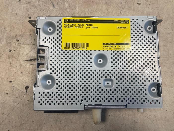 Kontrollenhet, multimedia från en Peugeot Expert (V1/VA/VB/VE/VF/VT/VY) 1.6 Blue HDi 95 16V 2019