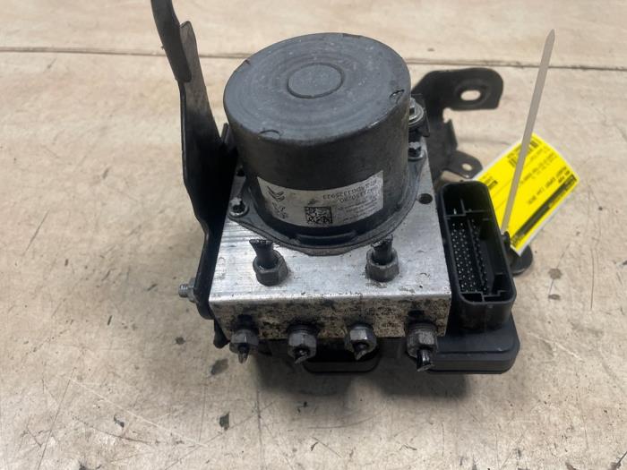 ABS-pump från en Peugeot Expert (V1/VA/VB/VE/VF/VT/VY) 1.6 Blue HDi 95 16V 2019