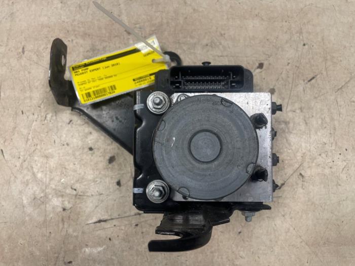ABS-pump från en Peugeot Expert (V1/VA/VB/VE/VF/VT/VY) 1.6 Blue HDi 95 16V 2019