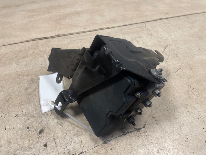 ABS-pump från en Peugeot Expert (V1/VA/VB/VE/VF/VT/VY) 1.6 Blue HDi 95 16V 2019