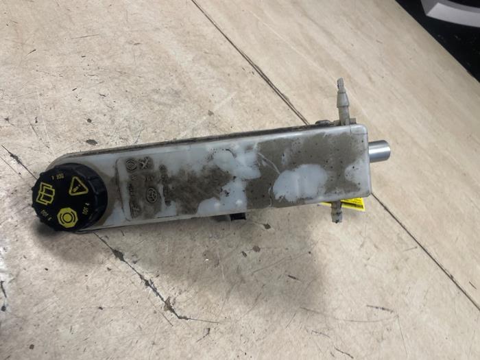 Huvudcylinder från en Peugeot Expert (V1/VA/VB/VE/VF/VT/VY) 1.6 Blue HDi 95 16V 2019