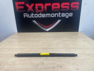 Begagnade Gasfjäder, höger bak Mercedes CLA Shooting Brake (118.6) 1.3 CLA-250 e Turbo 16V Pris € 40,00 Marginaltabell erbjuds av Express Autodemontage