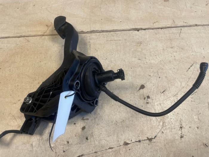 Kopplingspedal från en Peugeot Expert (V1/VA/VB/VE/VF/VT/VY) 1.6 Blue HDi 95 16V 2019