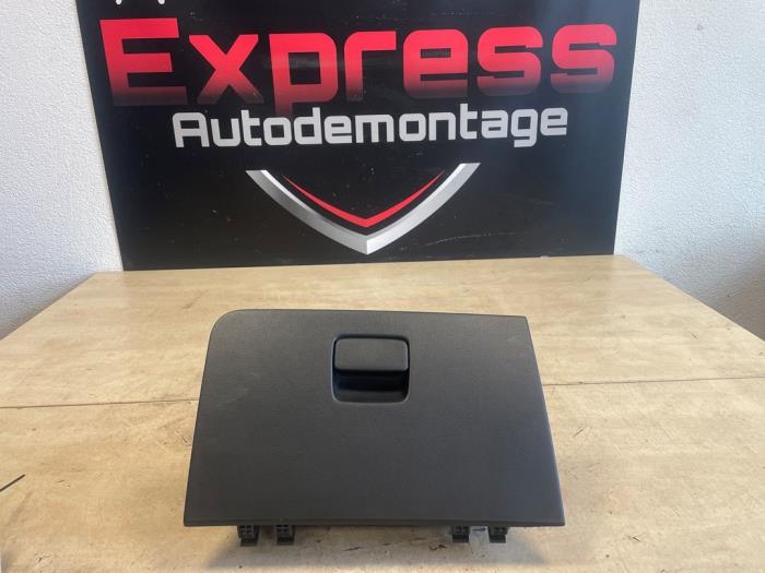 Handskfack från en Kia Picanto (JA) 1.0 12V 2017