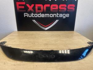 Begagnade Främre stötfångare, mittenkomponent Peugeot 3008 Pris € 190,00 Marginaltabell erbjuds av Express Autodemontage