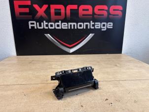 Begagnade Förvaringsfack Peugeot 208 II (UB/UH/UP) 1.2 Vti 12V PureTech 100 Pris € 29,00 Marginaltabell erbjuds av Express Autodemontage