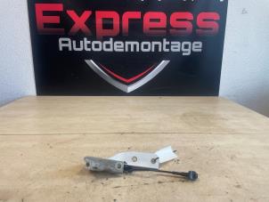 Begagnade Gångjärn, motorhuv Volkswagen Up! (121) 1.0 12V 60 Pris € 30,00 Marginaltabell erbjuds av Express Autodemontage