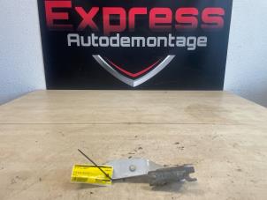 Begagnade Gångjärn, motorhuv Volkswagen Up! (121) 1.0 12V 60 Pris € 30,00 Marginaltabell erbjuds av Express Autodemontage