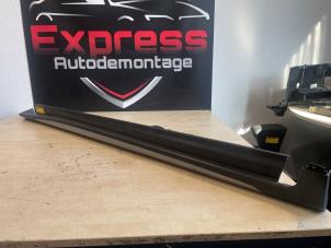 Begagnade Sidokjol, höger Ford Focus 4 Wagon 1.0 Ti-VCT EcoBoost 12V 125 Pris € 70,00 Marginaltabell erbjuds av Express Autodemontage