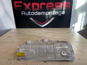 Gebruikte Hitteschild uitlaat Peugeot 208 II (UB/UH/UP) 1.2 Hybrid 136 Prijs € 40,00 Margeregeling aangeboden door Express Autodemontage