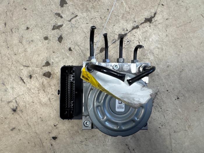 ABS-pump från en Peugeot 208 II (UB/UH/UP) 1.2 Hybrid 136 2025