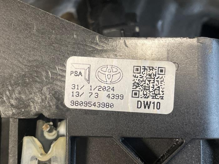 Växlingsmekanism från en Peugeot Expert (V1/VA/VB/VE/VF/VT/VY) 1.6 Blue HDi 95 16V 2019