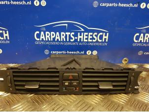 Używane Kratka wentylacyjna deski rozdzielczej BMW 3 serie (E90) 318i 16V Cena € 20,00 Procedura marży oferowane przez Carparts Heesch