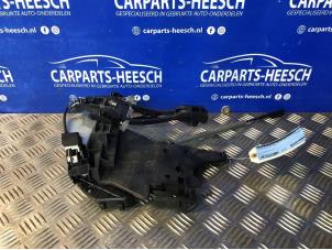 Używane Mechanizm blokady drzwi prawych tylnych wersja 4-drzwiowa Volvo V70 (BW) 2.0 D3 20V Cena € 60,00 Procedura marży oferowane przez Carparts Heesch