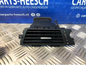 Używane Kratka wentylacyjna deski rozdzielczej BMW 3 serie Touring (E91) 318i 16V Cena € 20,00 Procedura marży oferowane przez Carparts Heesch