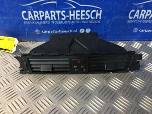 Używane Kratka wentylacyjna deski rozdzielczej BMW 3 serie Touring (E91) 318i 16V Cena € 20,00 Procedura marży oferowane przez Carparts Heesch