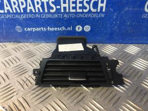 Używane Kratka wentylacyjna deski rozdzielczej BMW 3 serie Touring (E91) 318i 16V Cena € 20,00 Procedura marży oferowane przez Carparts Heesch