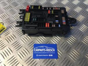 Używane Skrzynka bezpieczników BMW 1 serie (F21) 116i 1.6 16V Cena € 30,00 Procedura marży oferowane przez Carparts Heesch