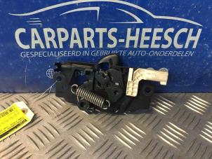 Gebruikte Slotmechaniek Motorkap Ford Focus 3 Wagon 1.6 EcoBoost 16V 150 Prijs € 25,00 Margeregeling aangeboden door Carparts Heesch
