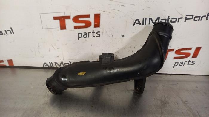 Laddluftkylarrör från en Audi A3 (8P1) 1.8 16V TFSI 2010