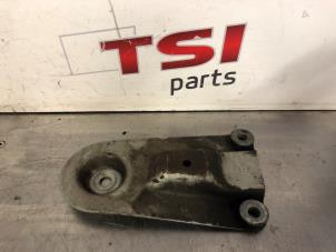 Gebruikte Versnellingsbak Steun Audi A4 Avant (B7) 3.2 FSI V6 24V Quattro Prijs € 25,00 Inclusief btw aangeboden door TSI-Parts / Allmotorparts B.V.