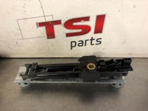 Używane Regulacja wysokosci pasów bezpieczenstwa prawy-tyl Volkswagen Touareg (7LA/7L6) 3.2 V6 24V Cena € 15,00 Z VAT oferowane przez TSI-Parts / Allmotorparts B.V.