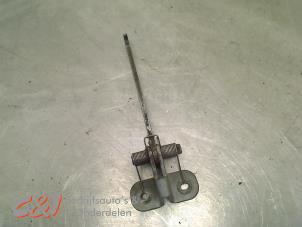 Gebruikte Deurvanger 4Deurs links-achter Renault Kangoo Express (FC) 1.9 D 55 Prijs € 15,75 Margeregeling aangeboden door C&J Bedrijfsauto's & Onderdelen