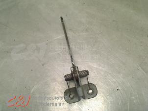 Gebruikte Deurvanger 4Deurs links-achter Renault Kangoo Express (FC) 1.9 D 55 Prijs € 15,75 Margeregeling aangeboden door C&J Bedrijfsauto's & Onderdelen