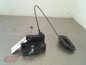 Begagnade Dörrlåscylinder, höger Renault Trafic New (FL) 1.9 dCi 82 16V Pris € 26,25 Marginaltabell erbjuds av C&J Bedrijfsauto's & Onderdelen