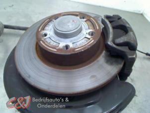 Używane Zacisk hamulcowy prawy tyl Renault Trafic (1FL/2FL/3FL/4FL) 1.6 dCi 115 Cena € 78,75 Procedura marży oferowane przez C&J Bedrijfsauto's & Onderdelen