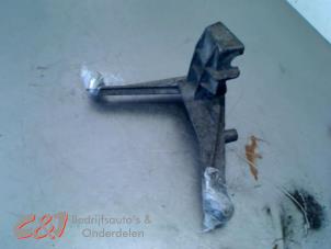 Używane Wspornik skrzyni biegów Volkswagen Transporter T5 2.0 TDI DRF Cena € 42,00 Procedura marży oferowane przez C&J Bedrijfsauto's & Onderdelen